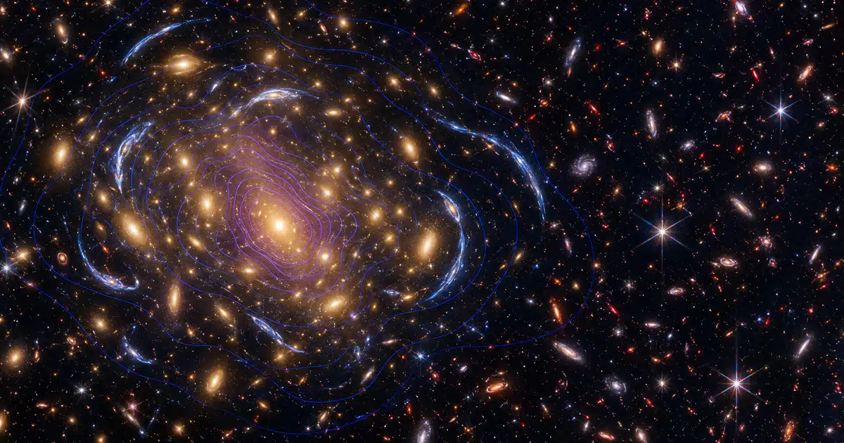 Recreación de un cúmulo de galaxias doradas rodeado de finos arcos azules de luz deformada por lente gravitatoria y un mapa translúcido de materia oscura